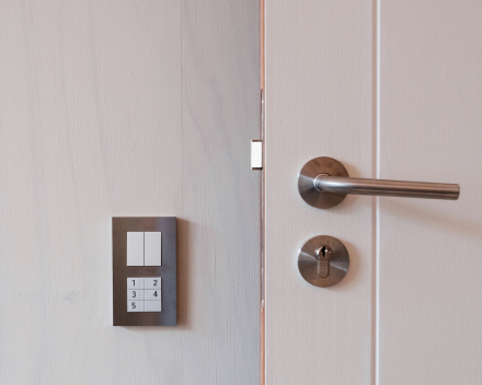 Detail van houten maatwerk in woning Lennik