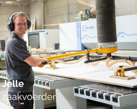Team van Mivan aan het werk in het atelier, waar elk interieur met precisie op maat wordt gemaakt.