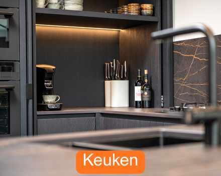 Keukenrenovatie met strak werkblad en maatkasten door Jelle van Mivan