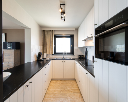 Lichte keuken met maatkasten ontworpen door Jelle van Mivan