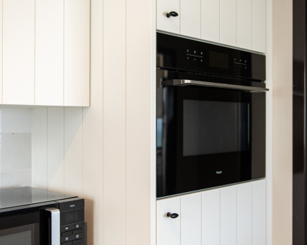 Open keukeninterieur met moderne uitstraling