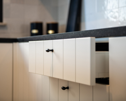 Moderne keuken met houten accenten