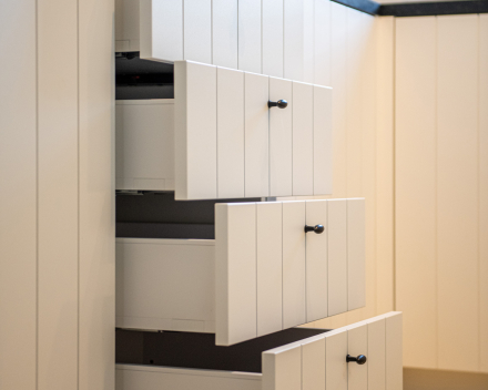 Keukeninterieur met designmeubels op maat