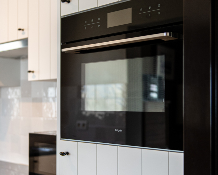 Moderne keuken met strakke kastindeling