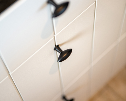 Detail van houten maatwerk keukenmeubel