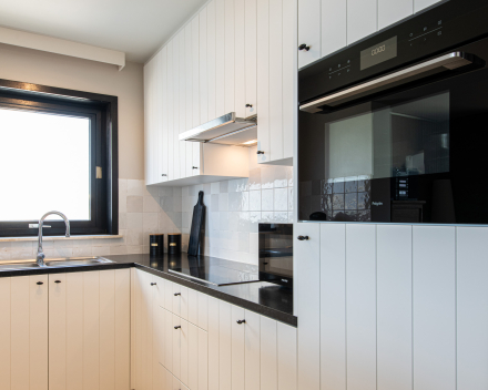 Detail van houten maatwerk keukenmeubel