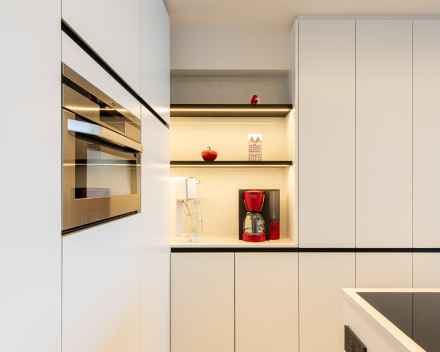 Detail van keukeninterieur in gerenoveerd huis