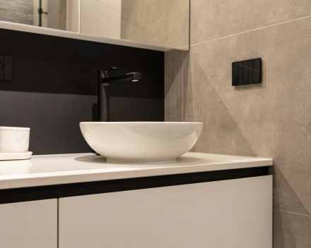 Detail van wastafelmeubel op maat in badkamer