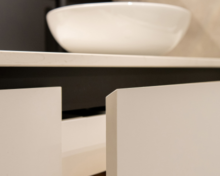 Badkamer met inloopdouche en glazen wand