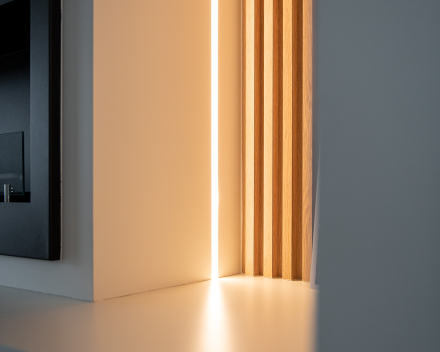 Woonkamerinterieur met natuurlijke materialen