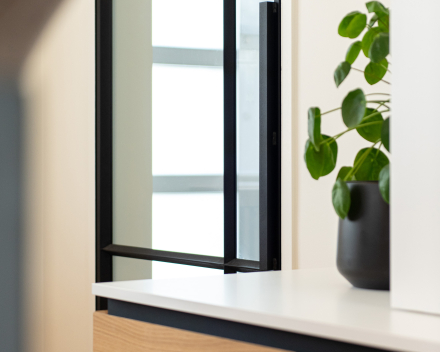 Detail van kastdeuren in heringerichte leefruimte