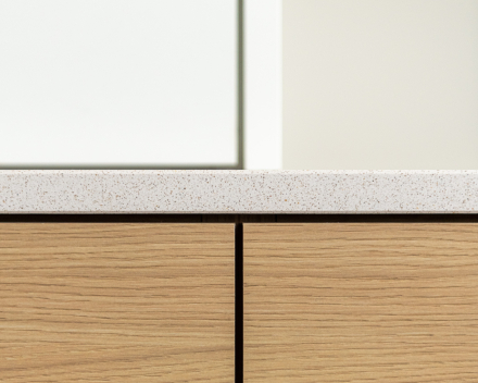 Detail van maatwerk schrijnwerk in woning