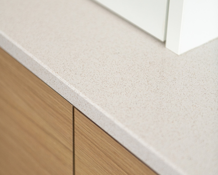 Moderne leefruimte met designmeubels op maat