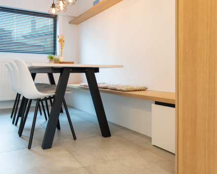 Appartement herinrichting met strakke kastenwand