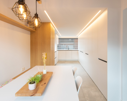 Modern appartement met maatwerk meubels en kasten