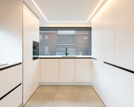 Gerenoveerde leefruimte in appartement met strak design