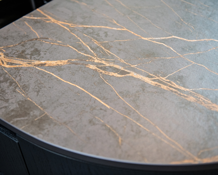 Designkeuken met strakke lijnen en warme materialen