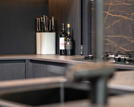 Maatwerk keuken met strakke lijnen en modern design