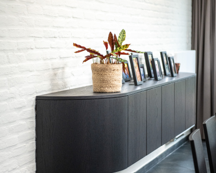 Leefruimte met elegante maatkast ontworpen door Jelle