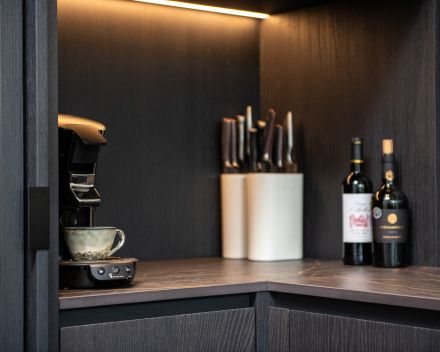 Strakke designkeuken met natuurstenen werkblad