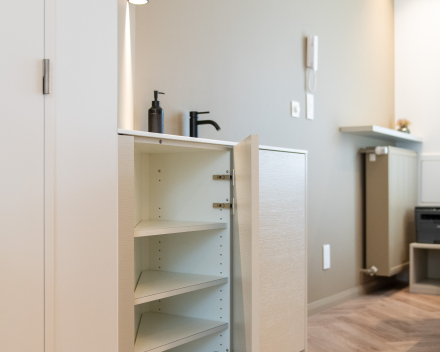 Maatwerk leefruimte met ruime kastruimte door Mivan Houthulst