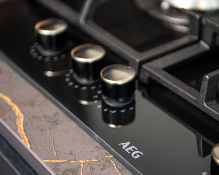 Detail van keukenblad en maatwerk kastafwerking