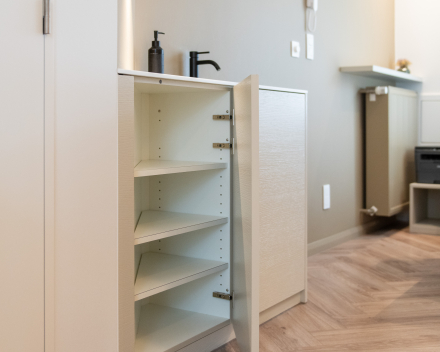 Praktijkinterieur met geïntegreerde opbergkasten