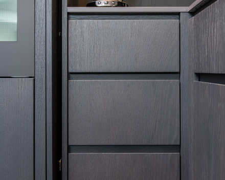 Open leefkeuken met kookeiland en maatkasten