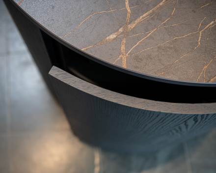 Detail van houten keukenkasten op maat