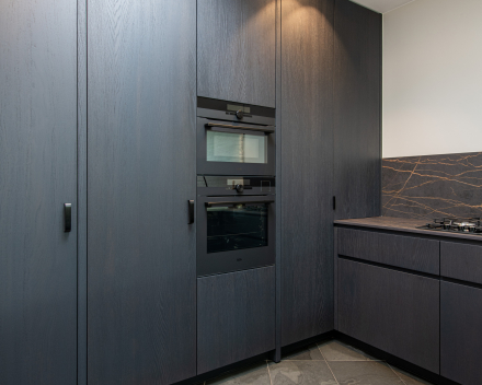 Detail van maatwerk keukenkasten in moderne keuken