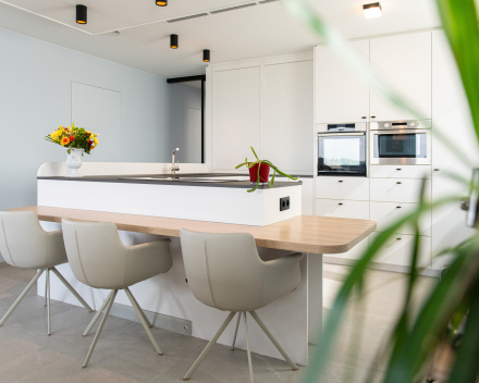 Tijdloze keuken op maat met hoogwaardige afwerking door Mivan
