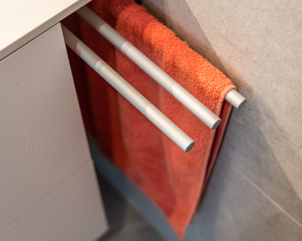 Moderne keuken op maat geplaatst tijdens appartement renovatie door Mivan