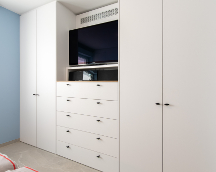 Detail van maatwerk schrijnwerk in appartement renovatie door Mivan