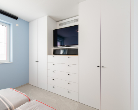 Houten maatkasten geplaatst door meubelmaker Mivan West-Vlaanderen