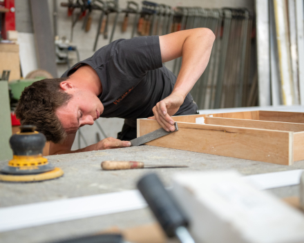 Precisiewerk in uitvoering bij Mivan, interieur op maat.