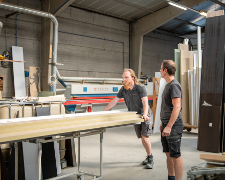 Team Mivan aan het werk in het atelier in Houthulst, West-Vlaanderen.