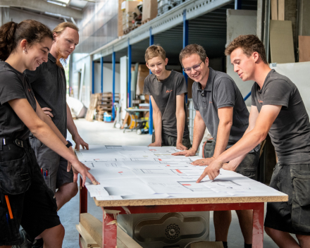Houtbewerking en maatwerkinterieur in het atelier van Mivan.