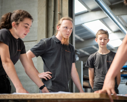 Interieurbouwer van Mivan aan de slag met maatwerkkeuken in atelier.