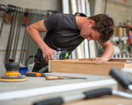 Vakman van Mivan monteert houten maatkast in atelier.