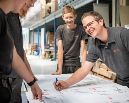Jelle van Mivan legt nieuw project uit aan collega-meubelmaker.