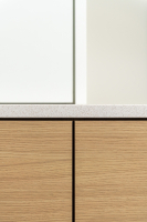 Gezellige leefruimte met maatmeubilair & warm houtdesign