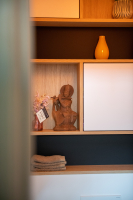 Moderne keuken op maat met houten fronten, ontworpen en geplaatst door Mivan.