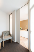 Schrijnwerker van Mivan plaatst maatmeubilair in een appartement in West-Vlaanderen.