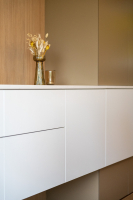 Totaalinterieur met eiken accenten en op maat gemaakte meubels.