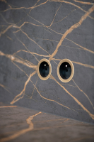 Strakke designkeuken met houten accenten en maatwerk kasten