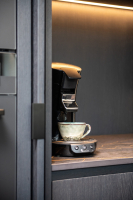 Designkeuken op maat met strakke lijnen en warm interieur