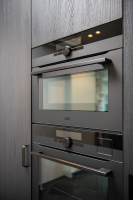 Detail van maatwerk keukenkasten en hoogwaardige afwerking