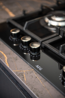 Moderne designkeuken met kookeiland en ingebouwde toestellen