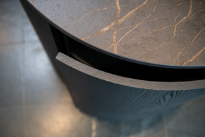 Detail van keukenblad en maatwerk keukenkasten