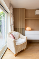 Harmonieuze leefruimte met keuken, maatkasten en zithoek van Mivan.